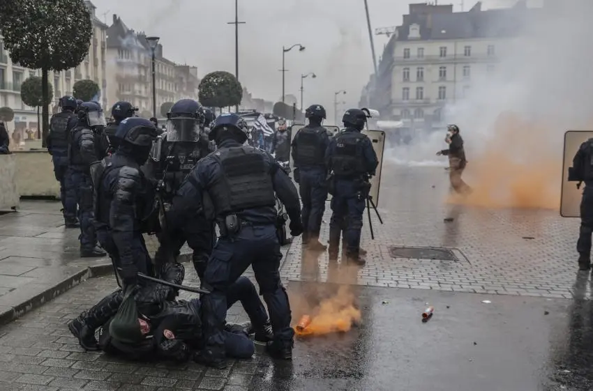 Emmanuel Macron succombe à la tentation répressive