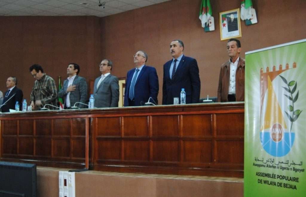 Béjaïa : Un élu charge violemment le P/APW (Vidéo) Béjaïa : Un élu charge violemment le P/APW (Vidéo)