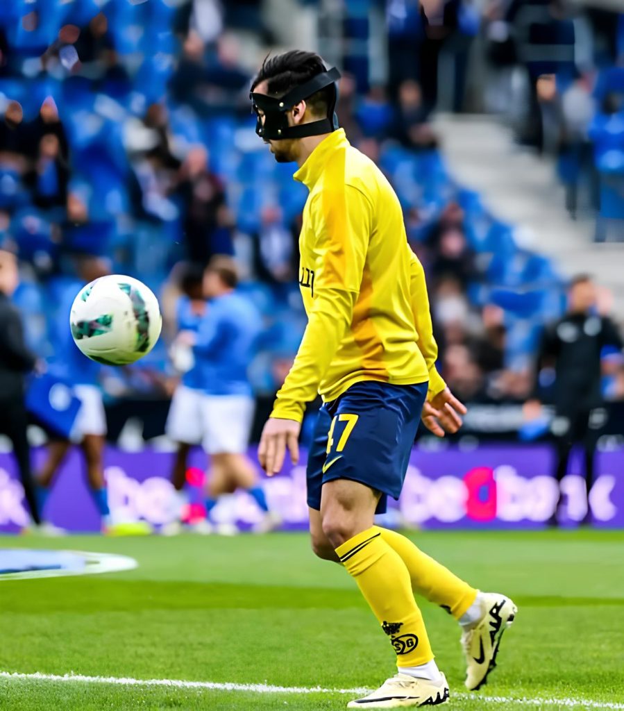 Football : Amoura avec un masque protecteur