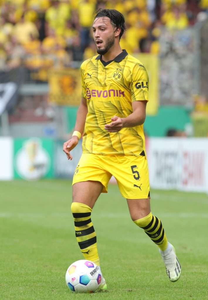 Ligue des champions: Bensebaini, 3ème Algérien à jouer une finale