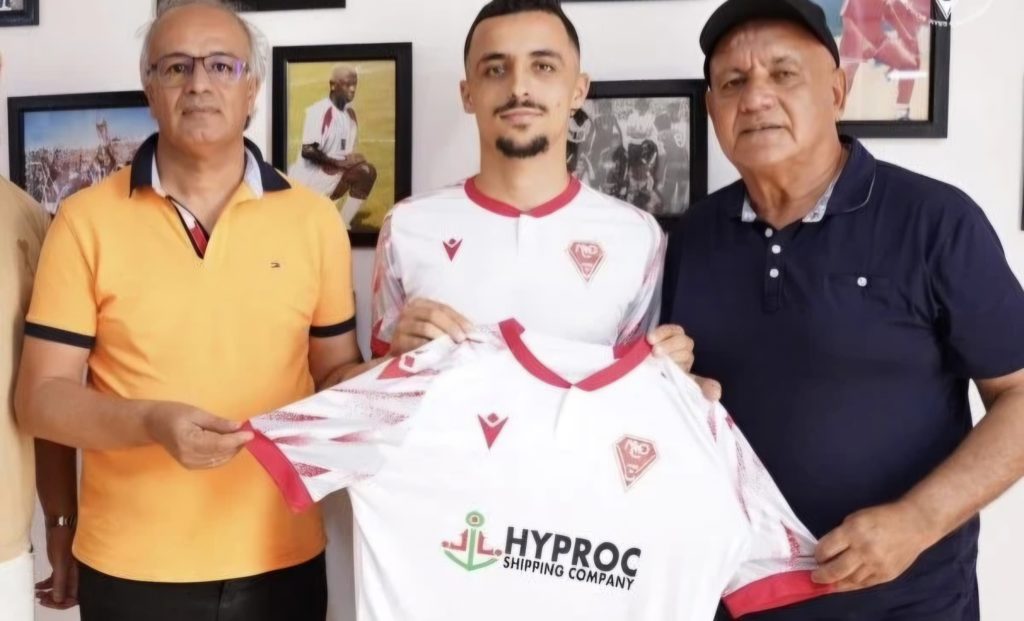 Le joueur est arrivé à Oran Mardi et s'est engagé avec le MCO dans la soirée, en apposant sa signature au bas du contrat qui va le lier au club d'El Hamri pour les 3 prochaines saison.