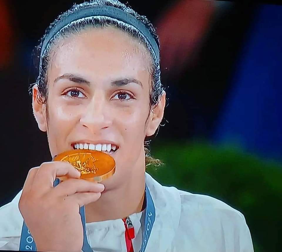 Imane Khelif était aux anges après avoir reçu la médaille d'or et avoir fait entonner l'hymne nationale dans le ciel parisien.