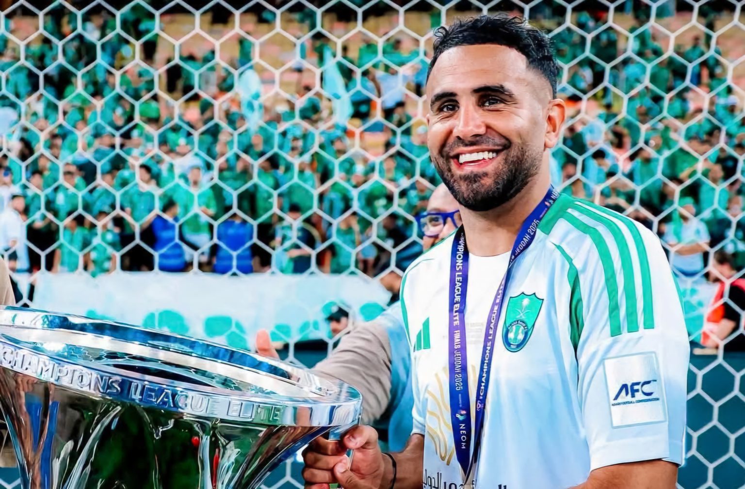 Algérie : le stade de Tizi-Ouzou rend hommage à Riyad Mahrez Même absent des Verts, Riyad Mahrez reste dans toutes les mémoires. À la 7e minute face à la Zambie, les supporters algériens lui ont réservé un hommage chargé d’émotion.