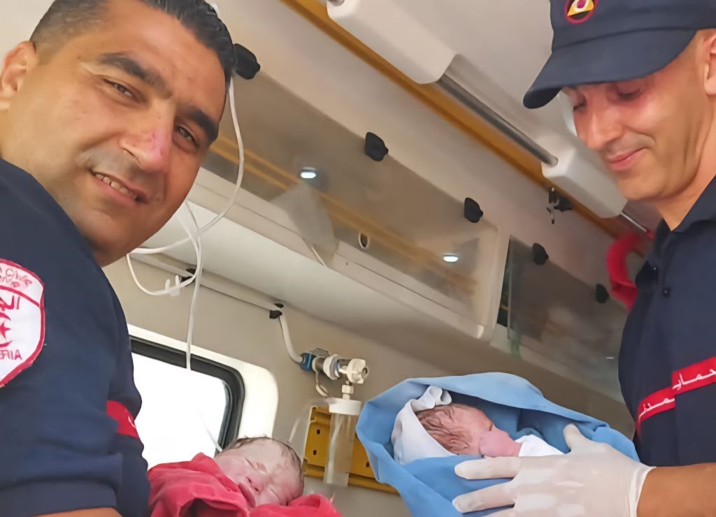 Tizi-Ouzou : Des jumeaux arrivent au monde dans une ambulance de Pompiers !