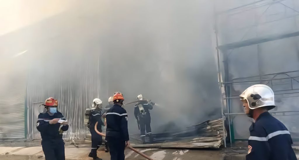 Draâ Ben Khedda ( Tizi-Ouzou ) : Un entrepôt ravagé par les flammes ! Un gigantesque incendie s'est déclenché, dans l'après midi du 8 septembre 2025, dans un entrepôt de produits alimentaires à Draâ Ben Khedda,