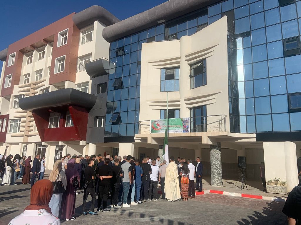 Le wali de Tizi-Ouzou, M. Aboubakr Seddik Boucetta, en compagnie du directeur de l'éducation, M. Ahmed Lalaoui, des autorités locales et les services de sécurité a donné le coup d'envoi de la rentrée scolaire ce 21 septembre 2025