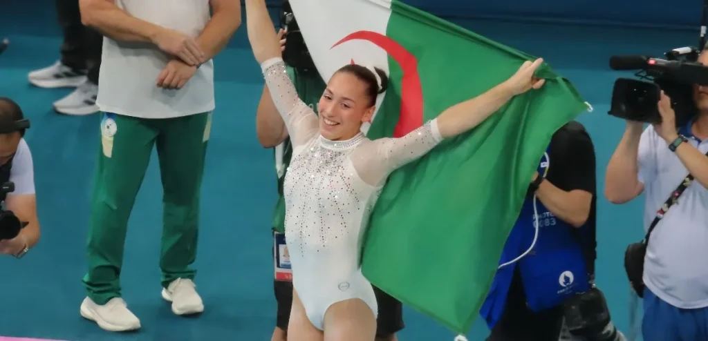 Barres asymétriques : Kaylia Nemour en or à Paris Kaylia Nemour, la championne olympique algérienne, confirme son éclat à Paris en remportant l’or aux barres asymétriques.