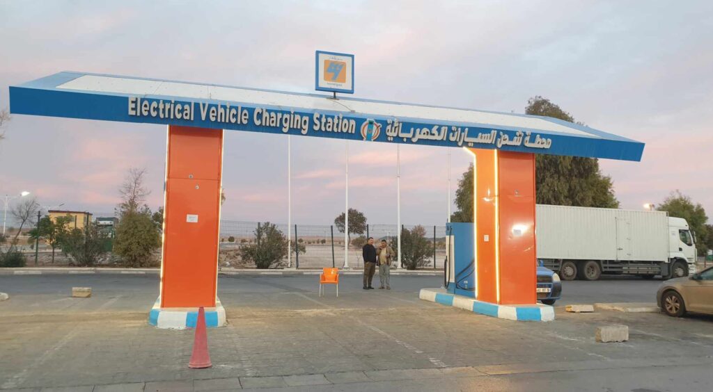 Les bornes de recharge pour les voitures électriques sont une réalité en Algérie, ouvrant la voie à la transition énergétique.