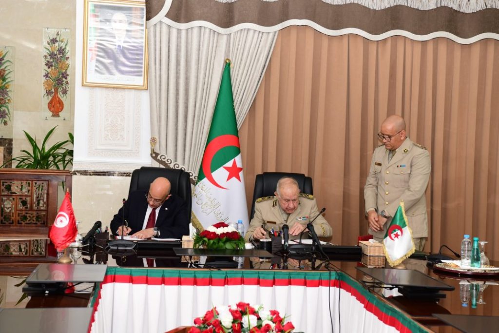 l'Algérie et le Tunisie ont mis en place une stratégie de Défense commune et une coopération militaire renforcée.