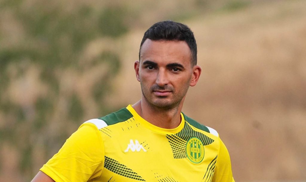 La JS Kabylie (JSK) de Josef Zinnbauer voit son adjoint Omar Adlani partir pour diriger la sélection féminine suisse, un tournant majeur dans sa carrière.