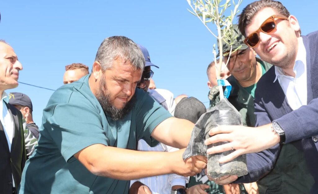 Initiative Algérie Verte : Une totale réussite ! L' Algérie est prête pour se métamorphoser en une «Algérie verte» et contribuer à la protection de l'environnement. Yacine Oualid veille !