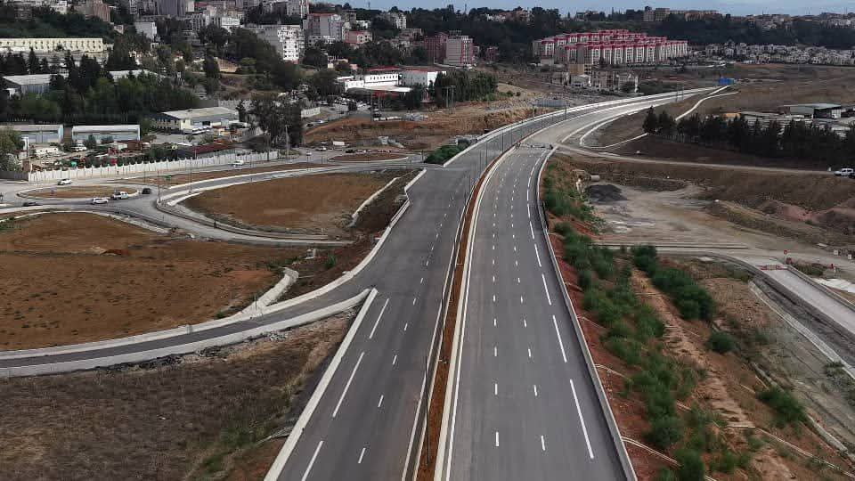 Alger : Deux tronçons routiers vitaux livrés Le plan de désengorgement de la capitale Alger, se met en place avec la livraison d'un important projet routier reliant le 5 Juillet-Baba Hssan- Khraïssia