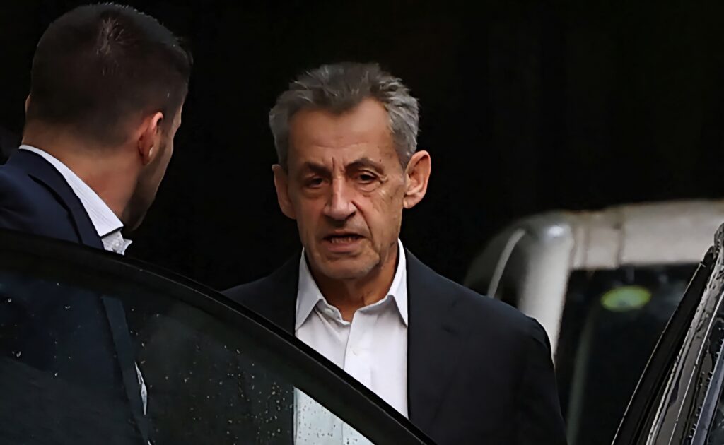 Nicolas Sarkozy, dormira ce mardi 21 octobre 2025 derrière les barreaux de la prison de la Santé. Une première sous la Ve République.