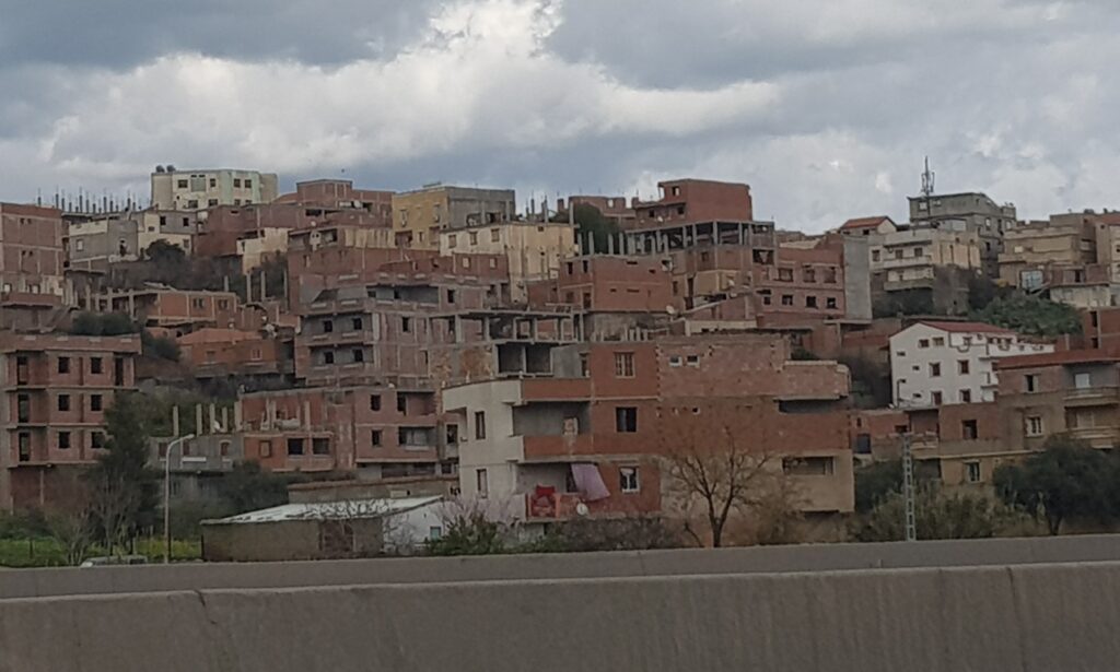 L’application des dispositions de loi 15-08 relative à la conformité des constructions bat de l’aille à Bouira. 