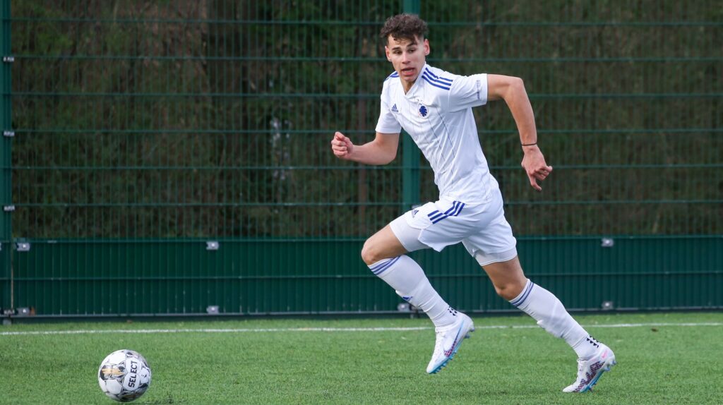 Algérie : Chiakha prépare ses valises Courtisé par Rennes, le jeune international algérien Amin Chiakha brille au Danemark et pourrait être rappelé dès cet hiver par le FC Copenhague.