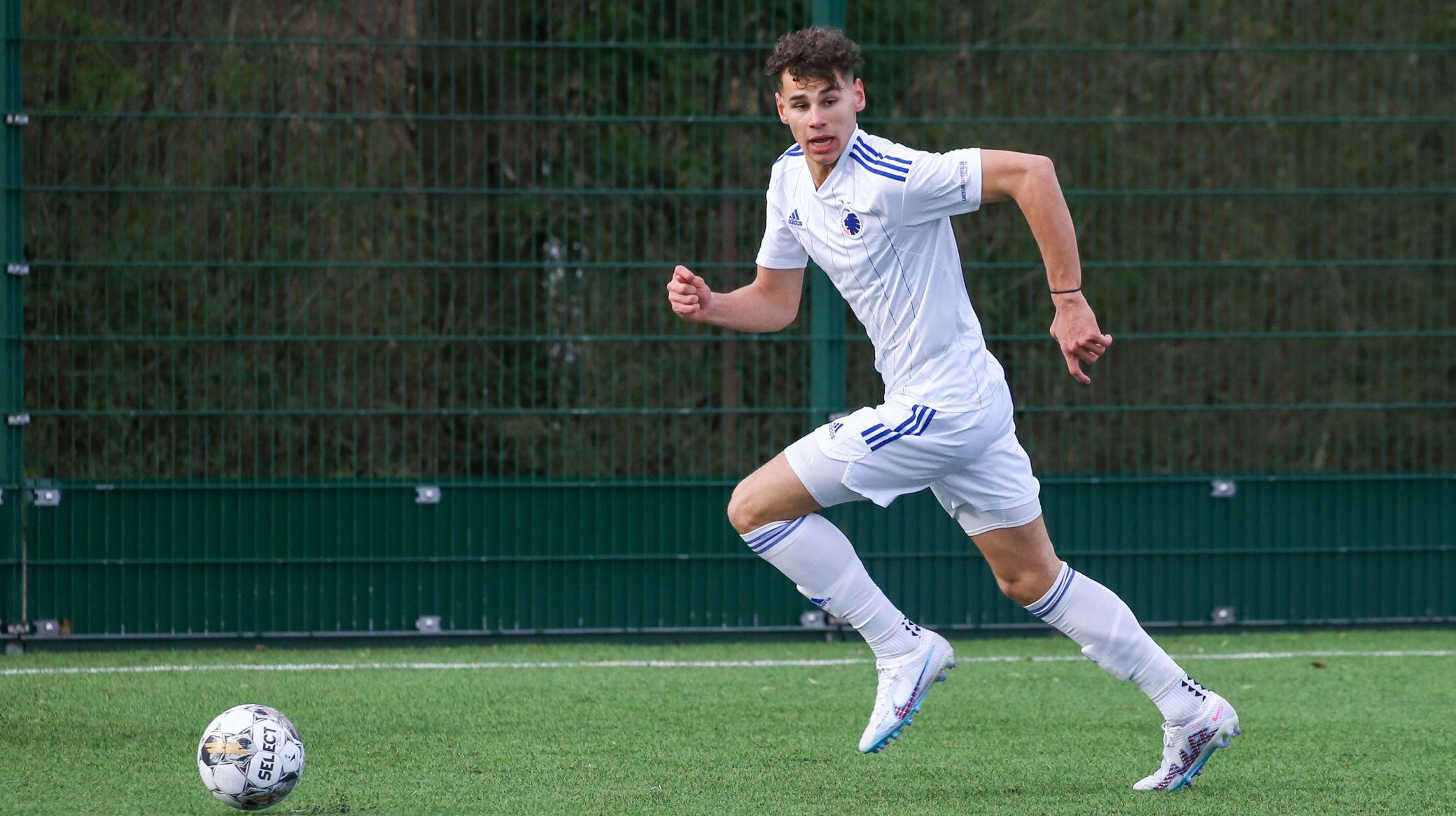 Courtisé par Rennes, le jeune international algérien Amin Chiakha brille au Danemark et pourrait être rappelé dès cet hiver par le FC Copenhague.