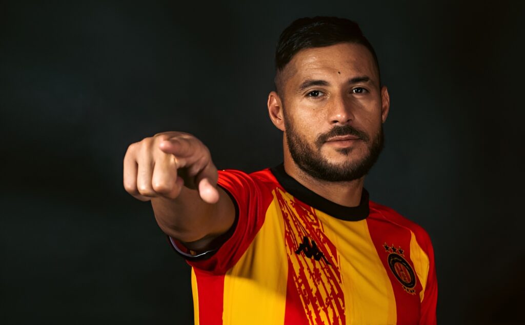 Algérie : la promesse de Belaïli Gravement blessé, Youcef Belaïli reçoit un soutien total de l’Espérance de Tunis, tandis que le joueur promet de revenir plus fort pour ses supporters.