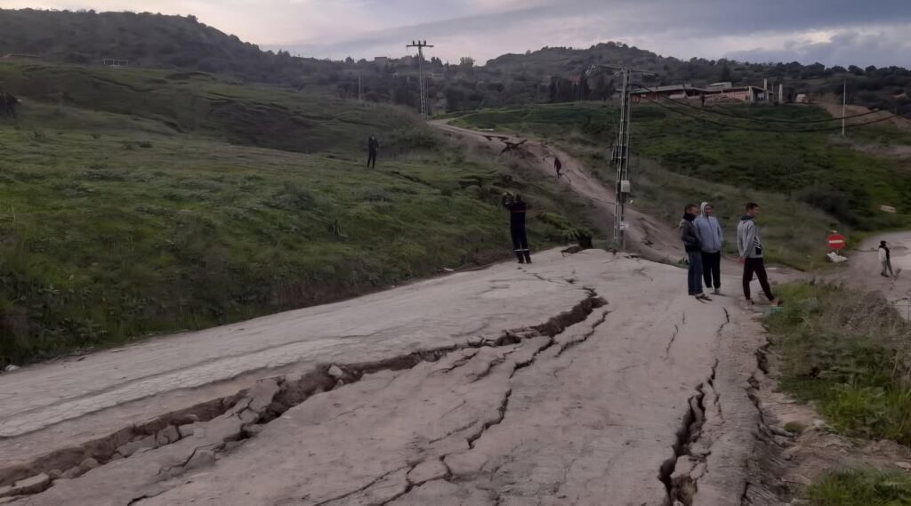 Tizi-Ouzou : Du nouveau pour le glissement de terrain d’Ouled Aïssa Le glissement de terrain d'Ouled Aïssa, dans la wilaya de Tizi-Ouzou, revient sur le devant de la scène, avec le récente ministre Djellaoui.