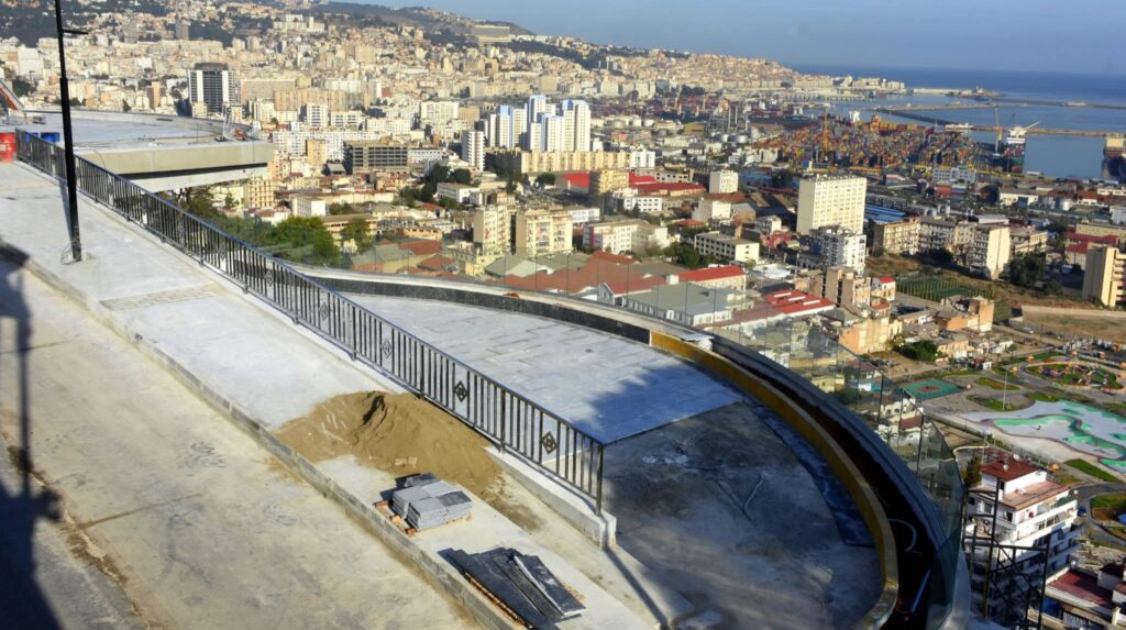 Alger : la Promenade de l’indépendance prend forme ( photos ) Le projet de la « promenade de l'indépendance », implantée aux abords du Monument des Martyrs ( Alger ) commence à émerger.