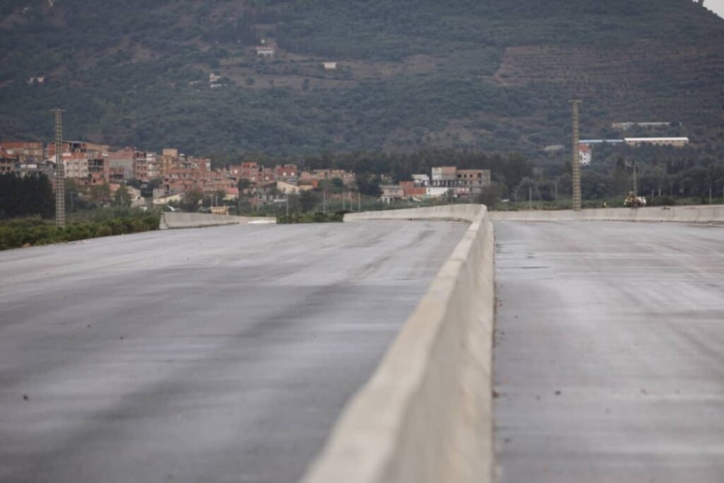pénétrante autoroutière de Béjaïa, reliant Merdj Ouamane à l’échangeur d’Oued Ghir, sur une distance de cinq kilomètres est pour « très bientôt ».