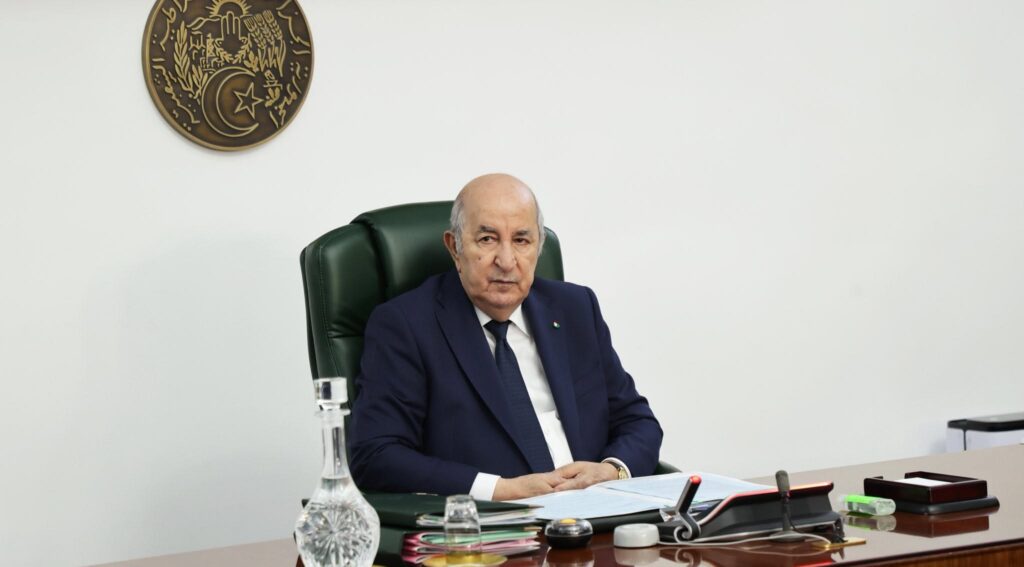 Le président Tebboune annonce la livraison de deux projets stratégiques ! La ligne Bechar-Tindouf-Gara Djebilet et le projet minier de Gara Djebilet, seront livrés en 2026, annonce le président Tebboune.