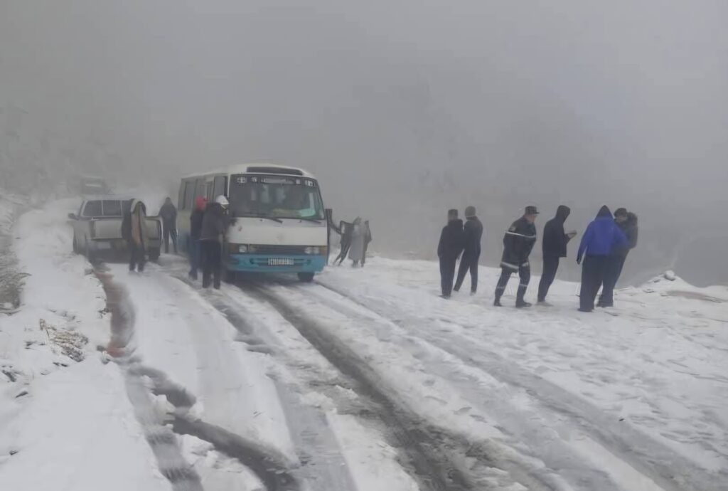 Plusieurs familles ont été prises au piège par la neige à Ath Yenni, dans la wilaya de Tizi-Ouzou, annonce la Protection civile.