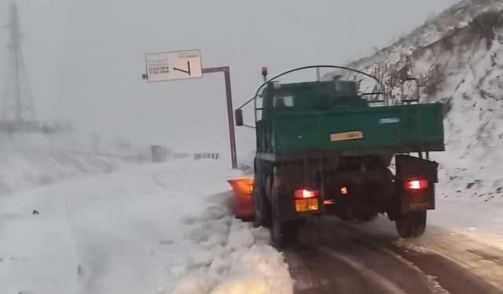 La neige a provoqué la fermeture de plusieurs axes routiers en Algérie, notamment les moyens reliefs situés en Kabylie.