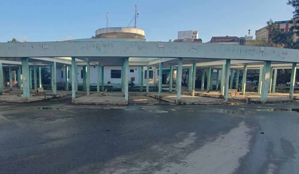 L’ancienne gare routière de Bouira, située au Boulevard Ainouche Hdjila, est complètement abandonnée.