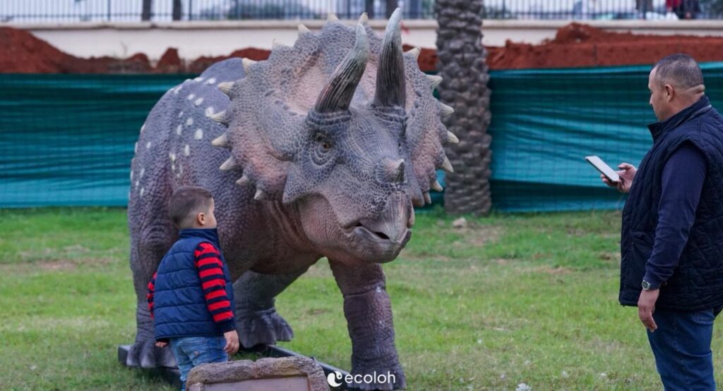Le parc des Sablettes à Alger, accueille une exposition inédite de dinosaures animés au grand bonheur des enfants en cete période de vacances