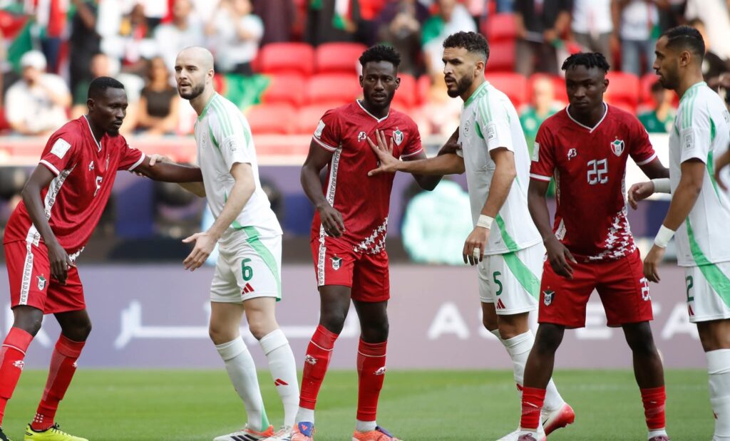 Coupe Arabe : à 10 contre 11, l’Algérie sauve les meubles face au Soudan Tenante du titre mais rapidement réduite à dix, l’Algérie a manqué son entrée en Coupe Arabe face au Soudan, laissant éclore de vraies inquiétudes.