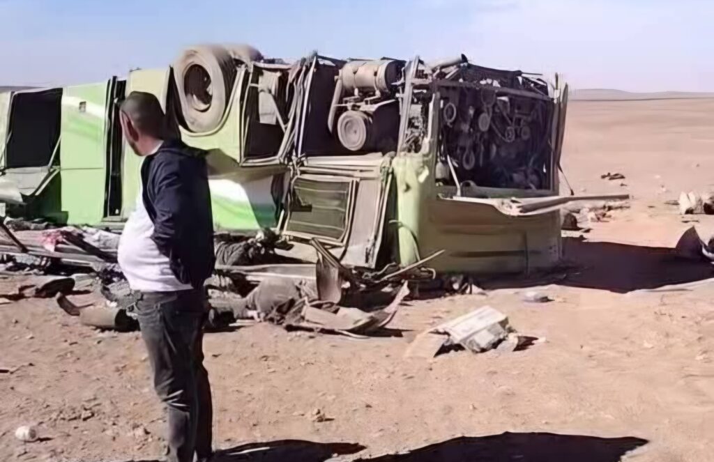 Carnage routier à Béni Abbas, un lourd bilan à déplorer ! La route nationale (RN) numéro, reliant la wilaya de Béni Abbas, à Tindouf, a été ce samedi 6 décembre 2025, le théâtre d'un terrible accident de la route