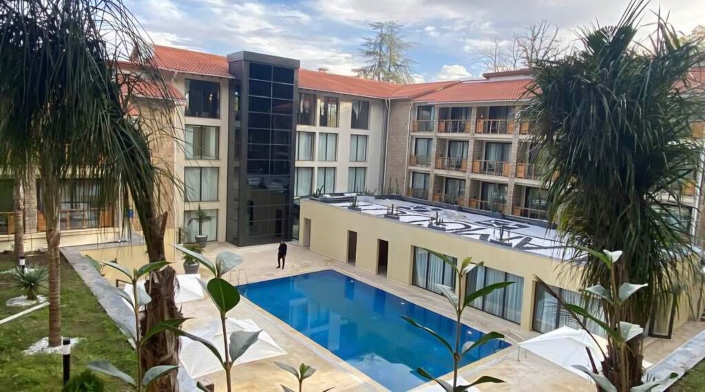 La réception et remise en service de l'hôtel Amraoua, situé au centre ville de Tizi-Ouzou, est pour « bientôt ».