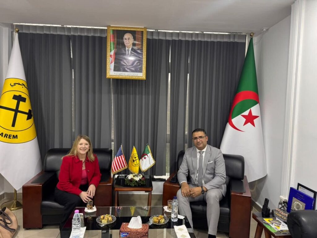 La conseillère commerciale de l'ambassade des États-Unis en Algérie, Mme Debra K. Martin, a été reçue par le DG de la Sonarem.