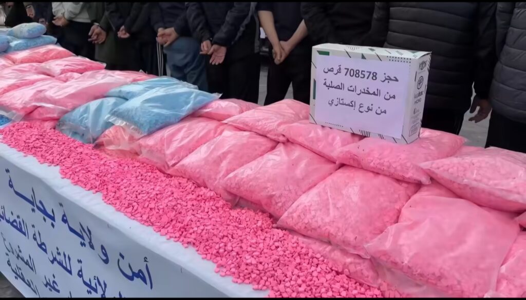 Trafic ecstasy : Un important réseau tombe à Béjaïa À Béjaïa, un important réseau de narcotraficants, spécialisé dans le trafic des drogues de synthèse ( ecstasy), a été mis hors d'état de nuire.