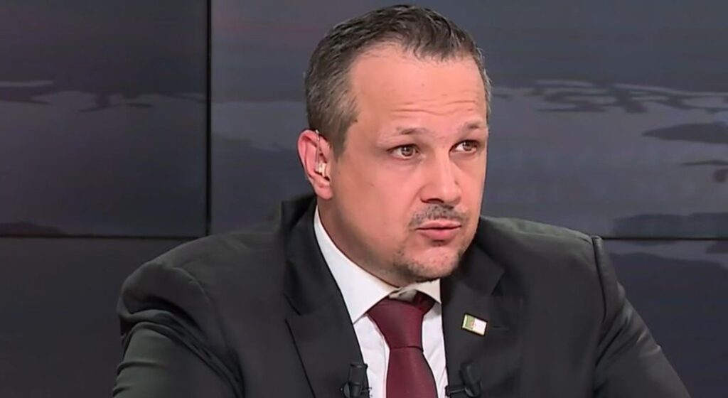 Le journaliste algérien Mehdi Ghezzar,  vient d'être arrêté en France, rapporte ce mercredi 10 décembre 2025, l'agence officielle APS.