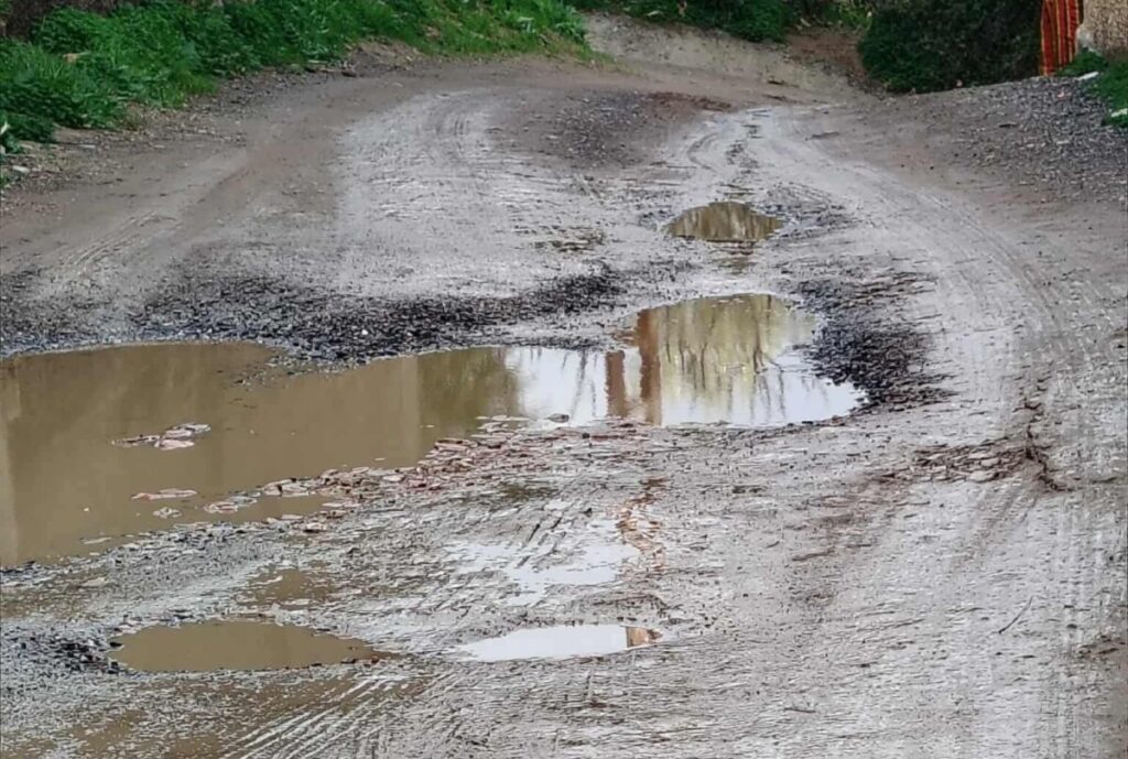 dans la commune de Draâ El Mizan, à une quarantaine de kilomètres au sud-ouest de Tizi-Ouzou, les routes sont à la limite du praticable.
