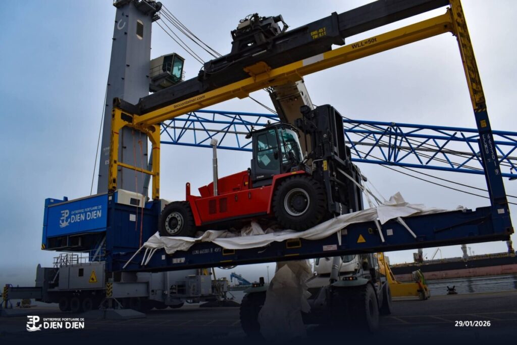 Des équipements ultra-modernes pour le Port de Djen-Djen Le port de Djen-Djen (Jijel) de se voir doter d'équipements de pointe afin de se mettre au diapason des infrastructures portuaires modernes.