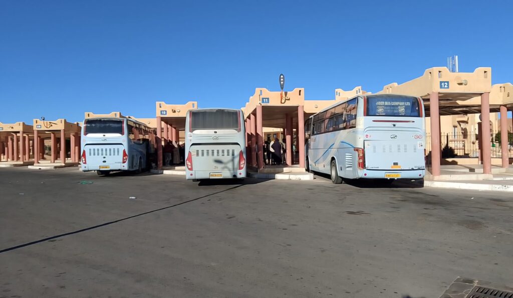 Les transporteurs de la wilaya de Ghardaïa ont enclnaché une grève surprise ce vendredi 2 janvier 2026. Des de voyageurs pris au piège !