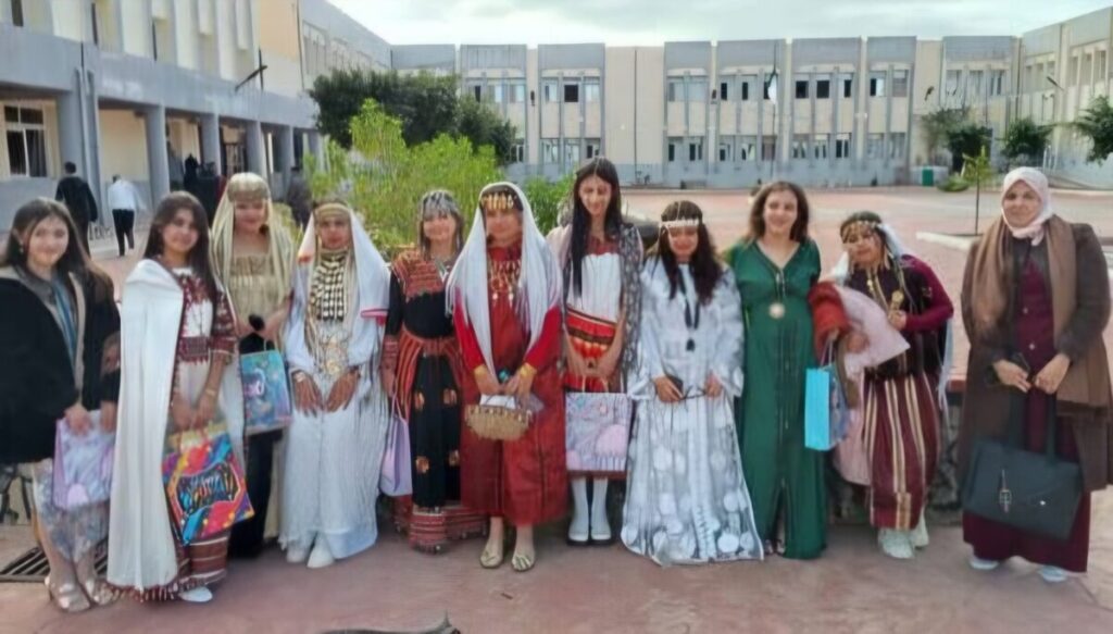 Des écoliers de Ghardaïa à l’honneur à « Mostaland » des écoliers et des collégiens de Ghardaïa ont participé aux festivités au Parc de loisirs « Mostaland » de Mostaganem.