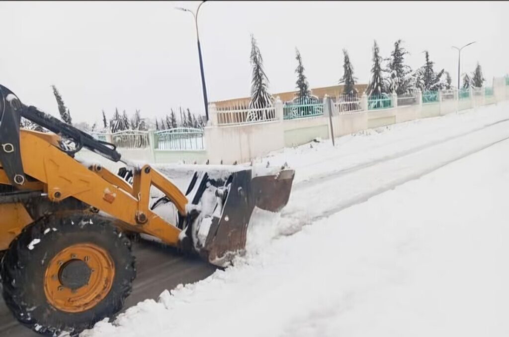 Entre la wilaya de la Laghouat et celle d'Aflou, la neige dessine des paysages à couper le souffle, mais provoque quelques désagréments.