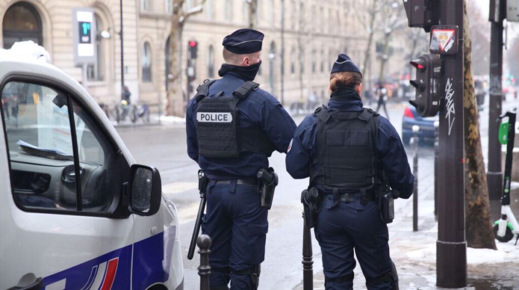 À Paris, la police est sur les dents et les supporters algériens sont ses cibles.
