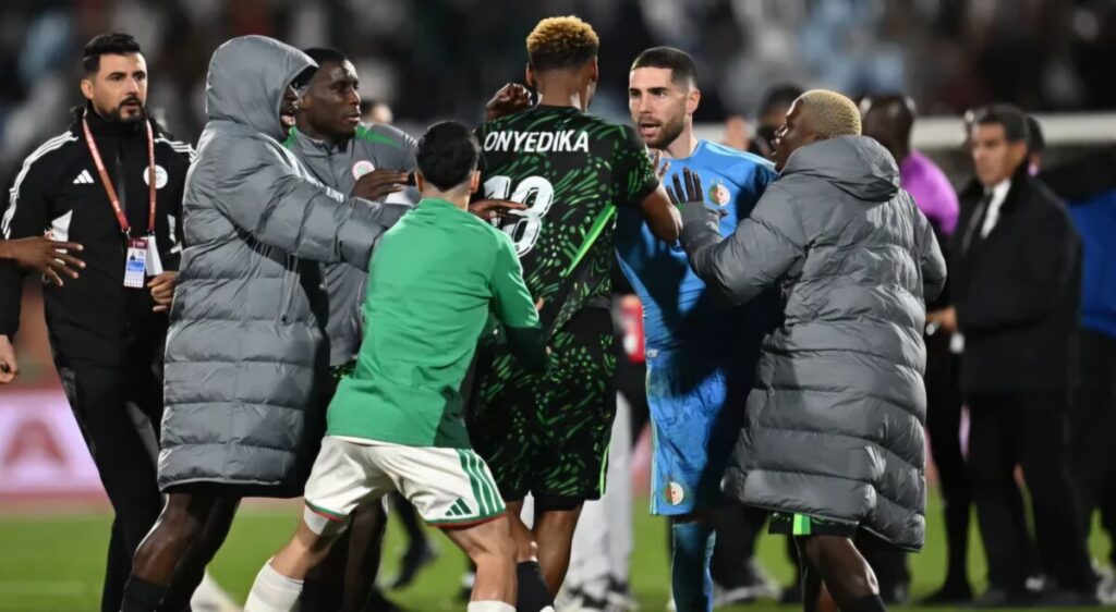 CAN 2025 : après Algérie–Nigeria, la CAF promet des sanctions La CAF a ouvert une enquête disciplinaire après les incidents survenus lors des quarts de finale de la CAN 2025, Algérie–Nigeria.