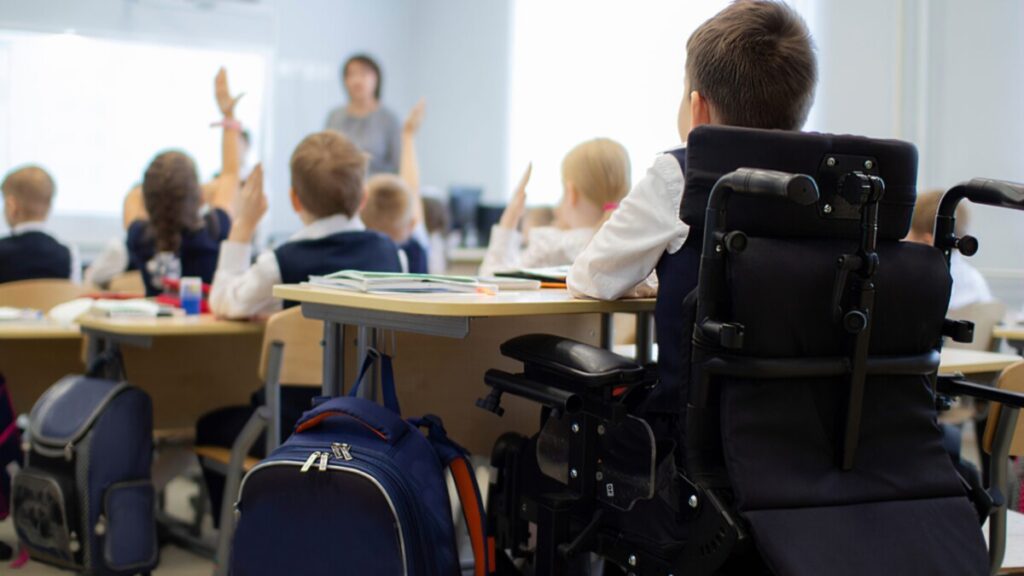 Éducation nationale : Cap sur les classes spécialisées au profit des personnes aux besoins spécifiques Les modalités d'ouverture de classes spécialisées au sein des établissements de l'éducation nationale scolaires étudiées.