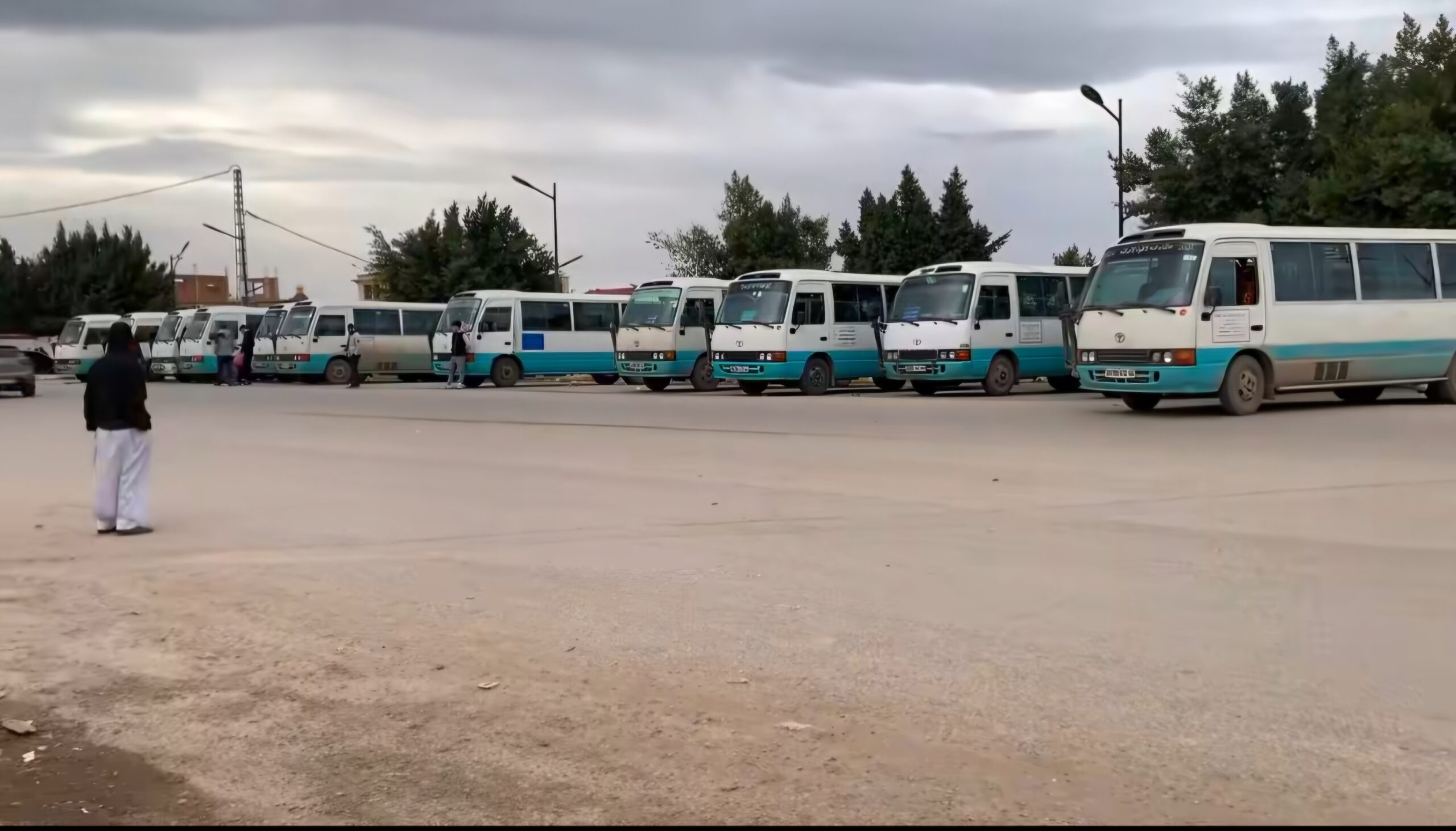 La grève des transporteurs en Algérie fait tâche d'huile. Le transport des voyageurs pratiquement paralysé à travers l'ensemble du pays.