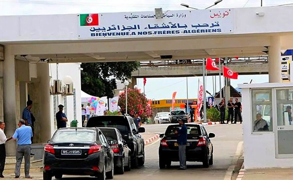 Frontières algéro-tunisiennes : un droit sur le carburant désormais exigé à la sortie L'Algérie impose une taxe carburant aux véhicules passant la frontière de la Tunisie. Elle viserait à freiner la revente illicite de carburant algérien en Tunisie