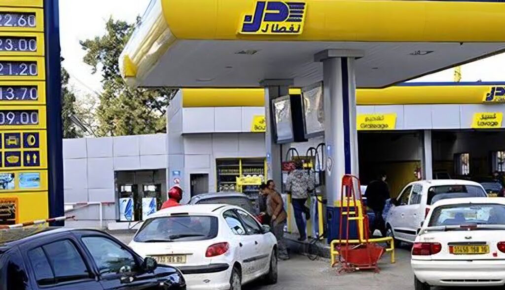 À Tizi-Ouzou, pratiquement, toutes les pompes à essence ont été prises d'assaut car les automobilistes pour anticiper cette hausse des carburants