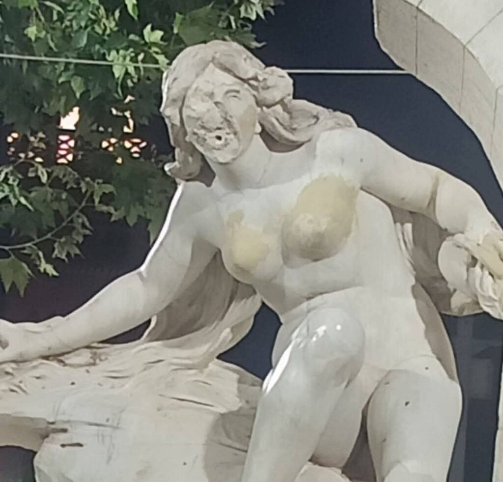 Sétif : La statue d’Aïn El Fouara saccagée La mythique statue d’Aïn El Fouara, dans la wilaya de Sétif, a été encore une fois prise pour cible un déséquilibré.