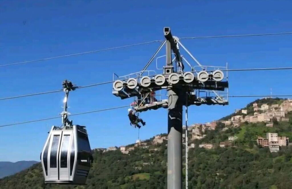 Le projet de téléphérique entre la gare routière Kaf El Naâdja ( Bouhinoun) et Redjouana sur les hauteurs de Tizi-Ouzou est fin prêt.