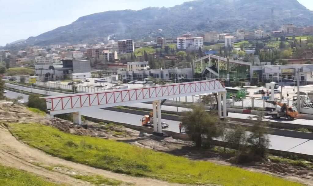 Gare routière de Bouhinoun ( Tizi-Ouzou) : Enfin une passerelle ! Enfin une passerelle vers la Gare routière de Bouhinoun