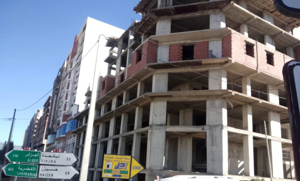 À Bouira, un projet immobilier lancé en 2014 reste en suspens. Il s'agit du projet des 35 logements VSP ( vente sur plan) de la promotion de Rechaq Belaïd.